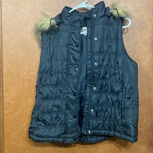 Super cute “So” puffer vest with fur hood